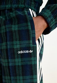adidas Originals TARTAN - Donji dio pidžame - night indigo black shadow green