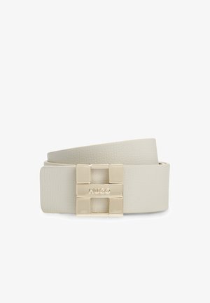 Lichtbeige leren riem opgerold met een vierkante gouden gesp met het gegraveerde "HUGO" logo in het midden.