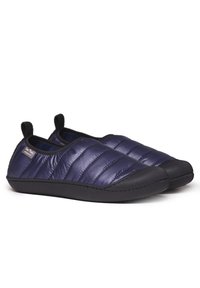 Pantofole trapuntate blu navy con design imbottito, suole in gomma nere e dettagli neri. Presentano uno stile slip-on e una texture morbida.