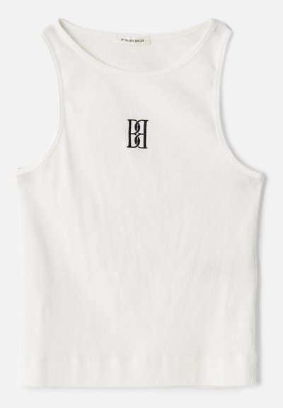 Witte geribde tanktop met een zwart geborduurd logo in het midden van de borst. De halslijn en armsgaten zijn afgewerkt met een subtiele bies.