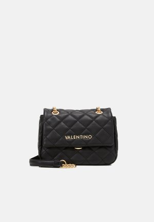 Sac à main en cuir noir matelassé avec quincaillerie dorée, doté d'un rabat avant, d'une chaîne et d'un logo "Valentino" en relief. Design structuré.
