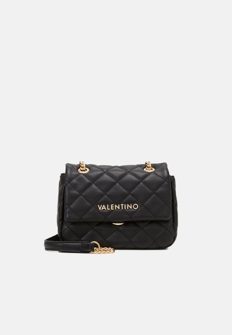 Sac à main en cuir noir matelassé avec quincaillerie dorée, doté d'un rabat avant, d'une chaîne et d'un logo "Valentino" en relief. Design structuré.