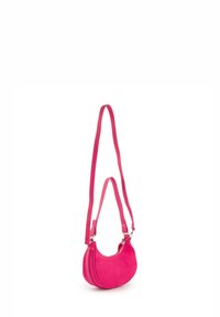 Roze suède handtas met een gebogen vorm. Inbegrepen zijn een ritsopening en een bijpassende verstelbare schouderriem. Gladde textuur zonder zichtbare hardware.