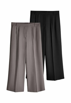 Deux paires de pantalons habillés à jambes larges, un gris et un noir, présentées à plat avec des plis sur le devant et des passants de ceinture sur fond blanc.