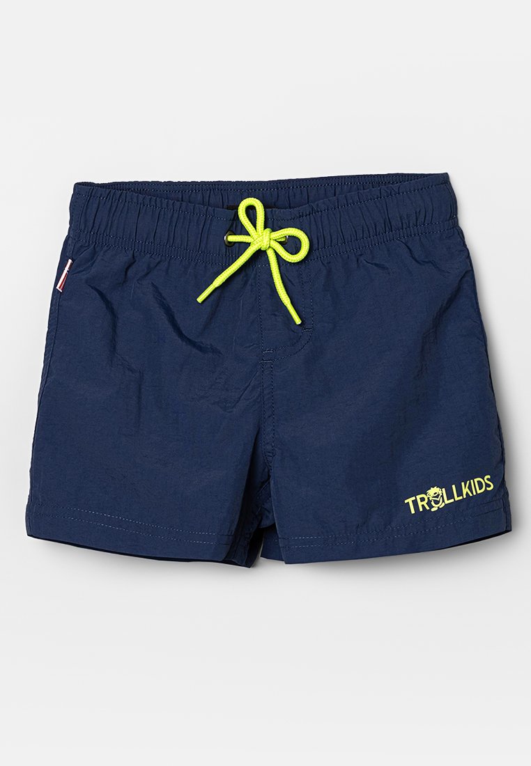 Marinblå simshorts med elastisk midja och ljusgul dragsko. Har en "TROLLKIDS"-logotyp och två sidofickor. Lättviktig material.