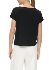 s.Oliver BLACK LABEL MIT ÜBERSCHNITTENER SCHULTER - T-shirt basic - schwarz