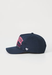 Gorra de béisbol de color azul marino hecha de algodón, con bordado rojo de "SOX" y "BASEBALL" en la parte frontal, y un pequeño logo blanco en el lado.