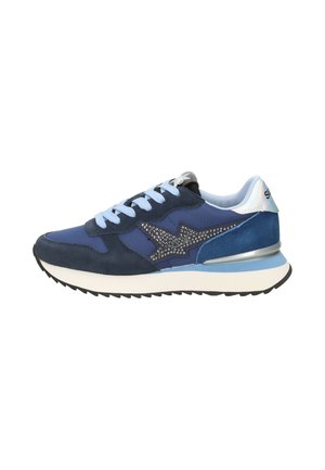 Sneaker blu e blu navy con lacci azzurri, motivo a stella borchiato sul lato, suola intermedia bianca e suola esterna nera scanalata.