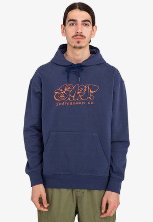 Mörkblå hoodie i bomullsblandning, med en stor orange grafik "SKATEBOARD CO." på bröstet och en framträdande känguruficka.