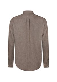 Camisa marrón de manga larga con una tela texturada, puños con botón y un dobladillo redondeado. Incluye un pliegue en la parte central de la espalda para mayor movimiento.