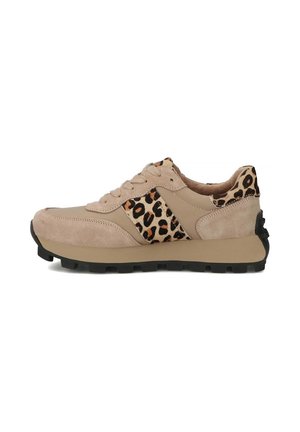 Beżowe sneakersy z akcentem w panterkę, wykonane z zamszu i skóry, z okrągłym noskiem, teksturowaną podeszwą oraz sznurowanym przodem.