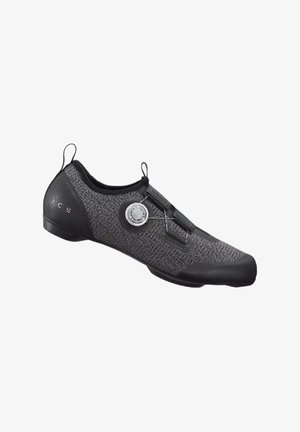 Grauer und schwarzer Fahrradschuh mit Drehverschluss-System, Zuglaschen an Ferse und Zunge sowie schlankem aerodynamischem Design.