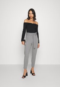 Vero Moda Petite VMEVA PAPERBAG - Calças - medium grey melange
