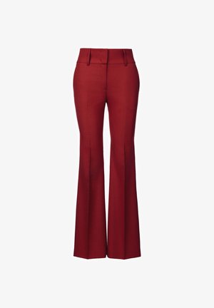 Czerwone spodnie dzwony o dopasowanym kroju, z wysokim stanem i gładką teksturą materiału. Posiadają płaski przód oraz kieszenie boczne.