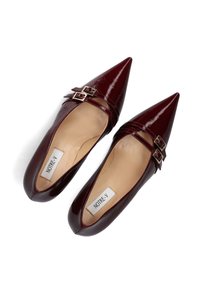 Bordeaux patentleren ballerina's met spitse neuzen, dubbele gespsluitingen bij de enkel en een gladde binnenvoering. Merkenlabel: NOTRE-V.