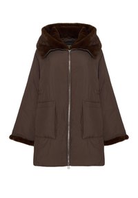 Chaqueta acolchada de color marrón con una gran capucha y collar de piel sintética, cierre delantero de cremallera y dos bolsillos frontales. Presenta mangas anchas y una textura suave.