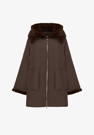 Chaqueta acolchada de color marrón con una gran capucha y collar de piel sintética, cierre delantero de cremallera y dos bolsillos frontales. Presenta mangas anchas y una textura suave.