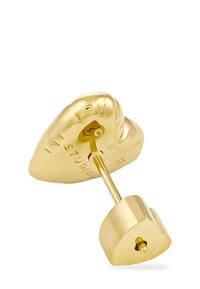 Orecchino a forma di cuore in oro, dotato di una chiusura sicura, che mostra il retro e le incisioni sul cuore.