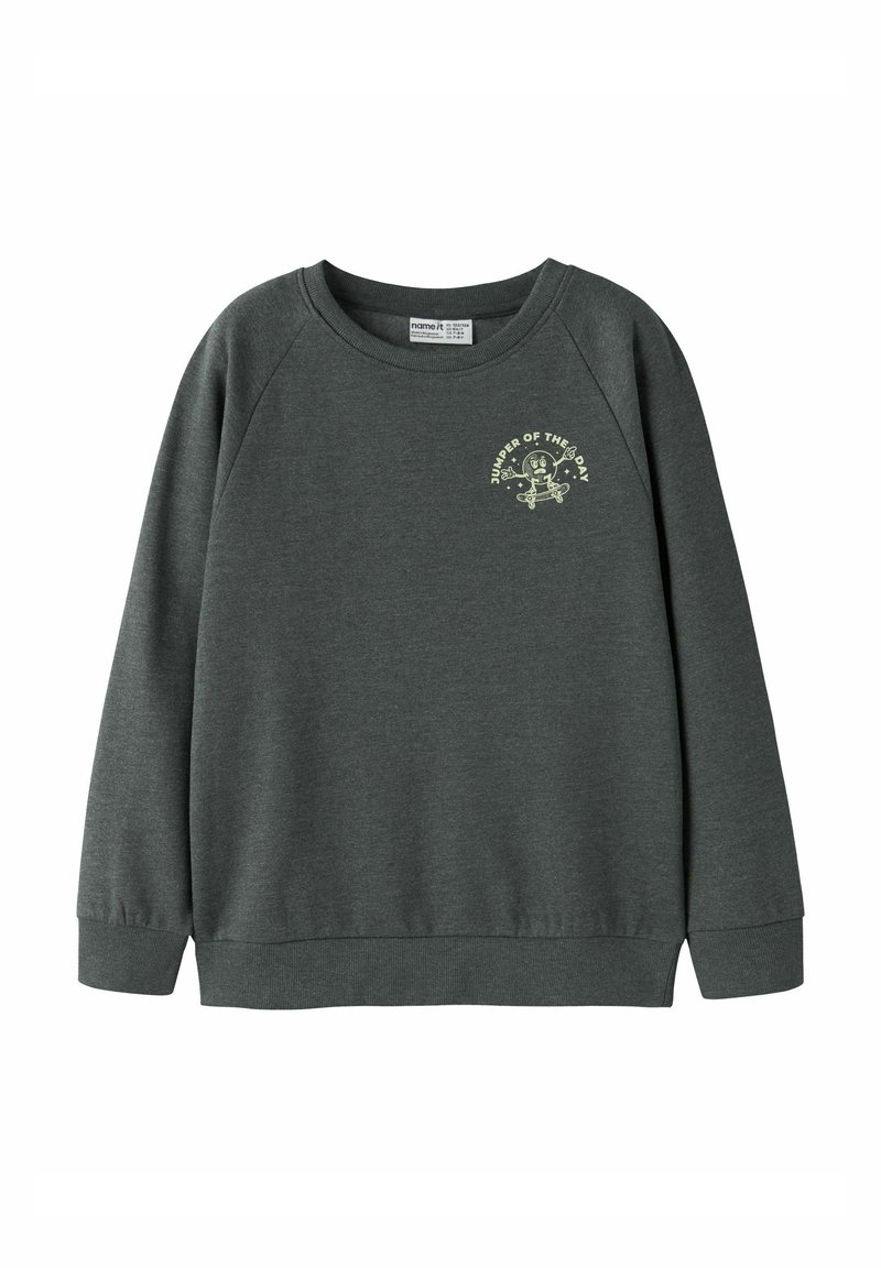 Ciemnozielona bluza z okrągłym dekoltem, rękawami raglanowymi, ściągaczami na mankietach oraz małym nadrukiem na piersi z napisem "Jumper of the Day".