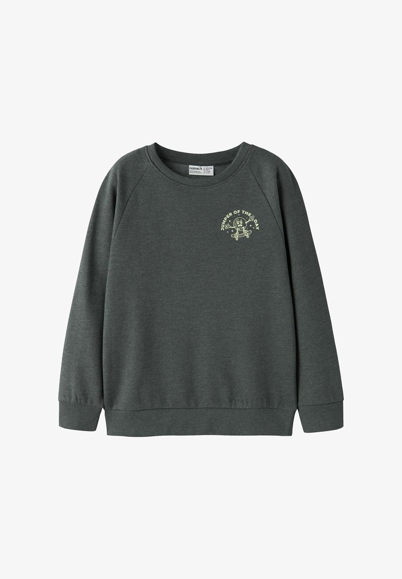 Ciemnozielona bluza z okrągłym dekoltem, rękawami raglanowymi, ściągaczami na mankietach oraz małym nadrukiem na piersi z napisem "Jumper of the Day".