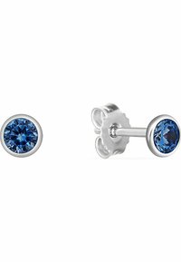 Orecchini a bottone con pietre preziose blu a taglio rotondo, montati su una base in metallo argento. Le gemme sono brillanti e sfaccettate, migliorando la riflessione della luce.