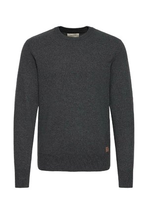 Mörkgrå tröja i texturerad stickad kvalitet, med rund halsringning, långa ärmar och en liten logotypberlock på den nedre sidan.