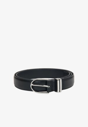 Czarny skórzany pasek zwinięty z srebrną owalną klamrą i dwoma prostokątnymi metalowymi oczkami na białym tle.