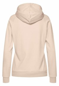 Sudadera beige con una tela suave, puños ajustados y un diseño relajado que incluye una capucha prominente y detalles de costura en los hombros.