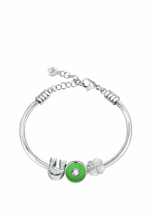 Bracciale d'argento con tre charm: un ferro di cavallo, un charm verde di forma circolare con una pietra trasparente e un quadrifoglio. Finitura liscia.