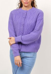 Cardigan en tricot violet avec un design en maille torsadée, col rond et quatre boutonnières. Texture douce avec des poignets et un ourlet côtelés.