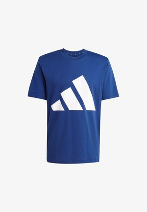 Blaues Baumwoll-T-Shirt mit großem weißen Drei-Streifen-Logodesign auf der Vorderseite, mit klassischem Rundhalsausschnitt und kurzen Ärmeln.