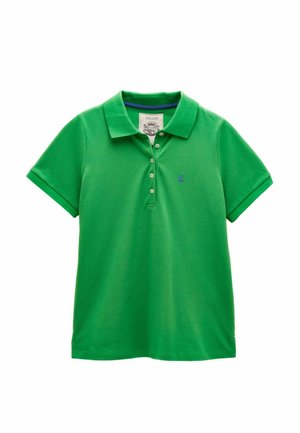 Grünes Polohemd mit kurzen Ärmeln, Kragen, vier Knöpfen und kleinem, blau besticktem Logo auf der linken Brust.