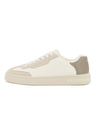 Zapatillas blancas con acentos beige, diseño de cordones, parte superior de cuero texturizado, suela acolchada y logo de la marca en el talón. Forma de punta redondeada.