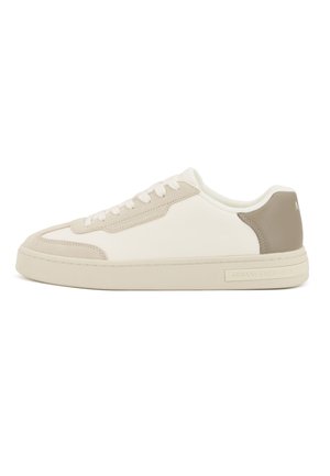 Baskets blanches avec des accents beige, design à lacets, tige en cuir texturé, semelle rembourrée et logo de la marque sur le talon. Forme de bout arrondi.