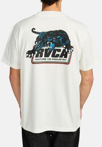 Witte katoenen t-shirt met een grote, kleurrijke panterafbeelding en de tekst "RVCA NATURE VS INDUSTRY" op de achterkant. Korte mouwen, relaxed fit.
