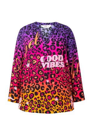 Bunt gemustertes Langarmshirt mit Leopardenprint, das einen Farbverlauf von Lila zu Orange aufweist und den Text "GOOD VIBES" in Weiß zeigt.