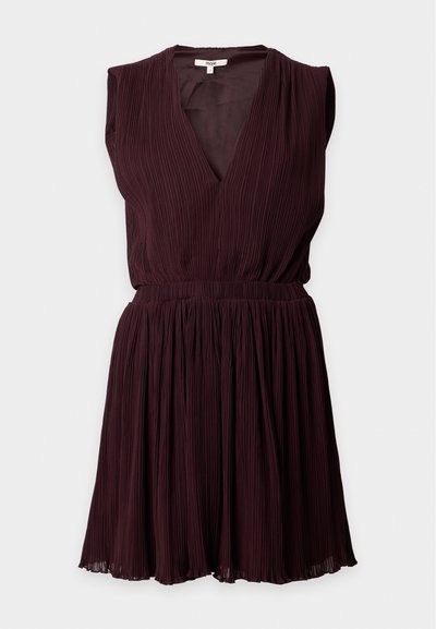 Robe plissée sans manches violet foncé avec col en V et taille cintrée, réalisée en tissu léger et texturé.