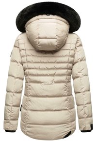 Chaqueta acolchada beige con diseño de acolchado vertical, capucha de pelaje sintético negro, puños elásticos y un pequeño logo bordado en la parte posterior.