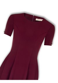 Bordeauxfarbenes Kleid mit kurzen Ärmeln, rundem Ausschnitt, tailliertem Oberteil und schwingendem Rock. Verfügt über einen Reißverschluss und metallische Akzentdetails an den Ärmeln.