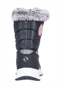 Sort vinterstøvle med polstret skaft, grå faux fur-krave, pink logo-detalje og en robust hvid ydersål. Har en tekstureret stofoverflade.