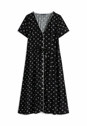 Robe noire à manches courtes, motif floral blanc, devant à boutons et détail noué à la taille. Présente un décolleté en V et un design fluide.