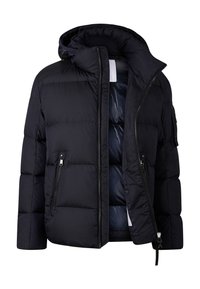 Marineblauwe pufferjas met een capuchon, voorzien van een rits aan de voorkant, zijzakken en een gewatteerde textuur. De binnenkant is gevoerd met een contrasterend glad materiaal.