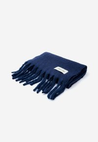 Navyblauwe wollen sjaal met franjes aan de randen en een stoffen label, met een zachte textuur en een gevouwen ontwerp.