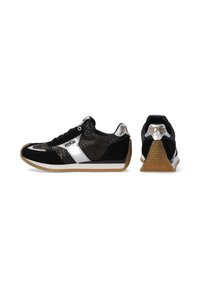 Czarno-srebrne sneakersy z teksturowaną cholewką, zamszowymi materiałami, białą podeszwą środkową i gumową podeszwą z wzorem w zygzak.