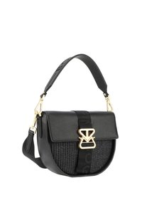 Zwarte leren ronde crossbodytas met een geweven textuur, gouden hardware, een magnetische klepsluiting en een verstelbare schouderriem.