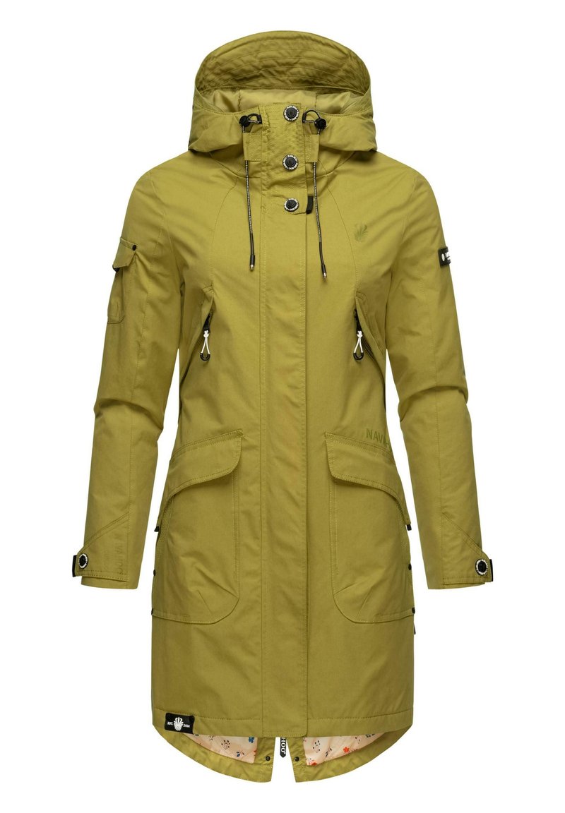 Parka impermeabilă de culoare verde măsliniu, cu glugă, închidere cu fermoar și butoane, multiple buzunare și șnururi la gât. Captusită cu o țesătură cu un model.