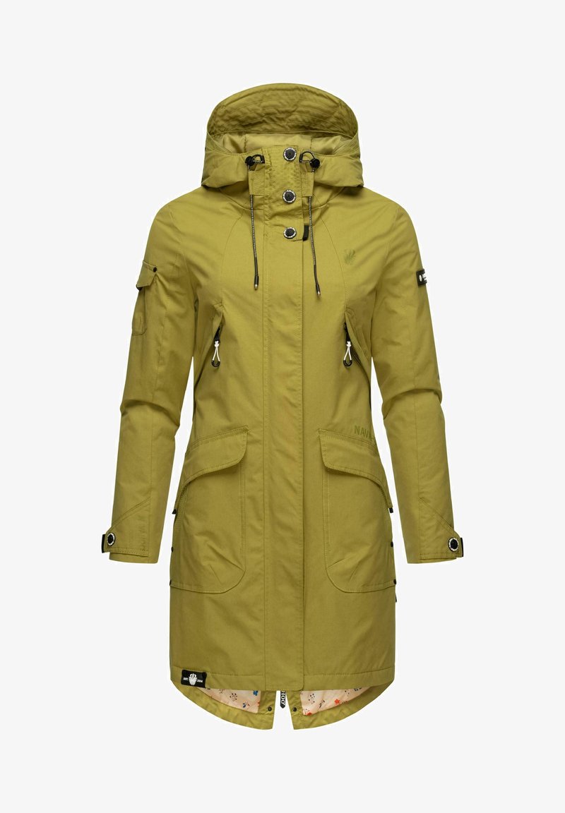 Parka impermeable de color verde oliva con capucha, cierre de cremallera y botones, múltiples bolsillos y cordones en el cuello. Forrado con una tela estampada.