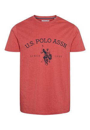 Rotes Baumwoll-T-Shirt mit Rundhals-Ausschnitt, kurzen Ärmeln und einem navyfarbenen Druck eines Polo-Spielers mit "U.S. POLO ASSN." und "SINCE 1890".