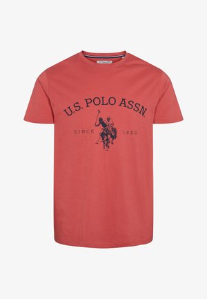 T-shirt en coton rouge avec col rond, manches courtes, et impression marine d'un joueur de polo avec "U.S. POLO ASSN." et "SINCE 1890".