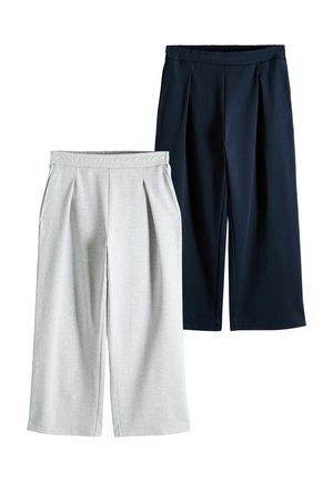 Due coppie di pantaloni cropped: una in grigio chiaro con pieghe e l'altra in blu scuro. Entrambi presentano un elastico in vita e gambe larghe.